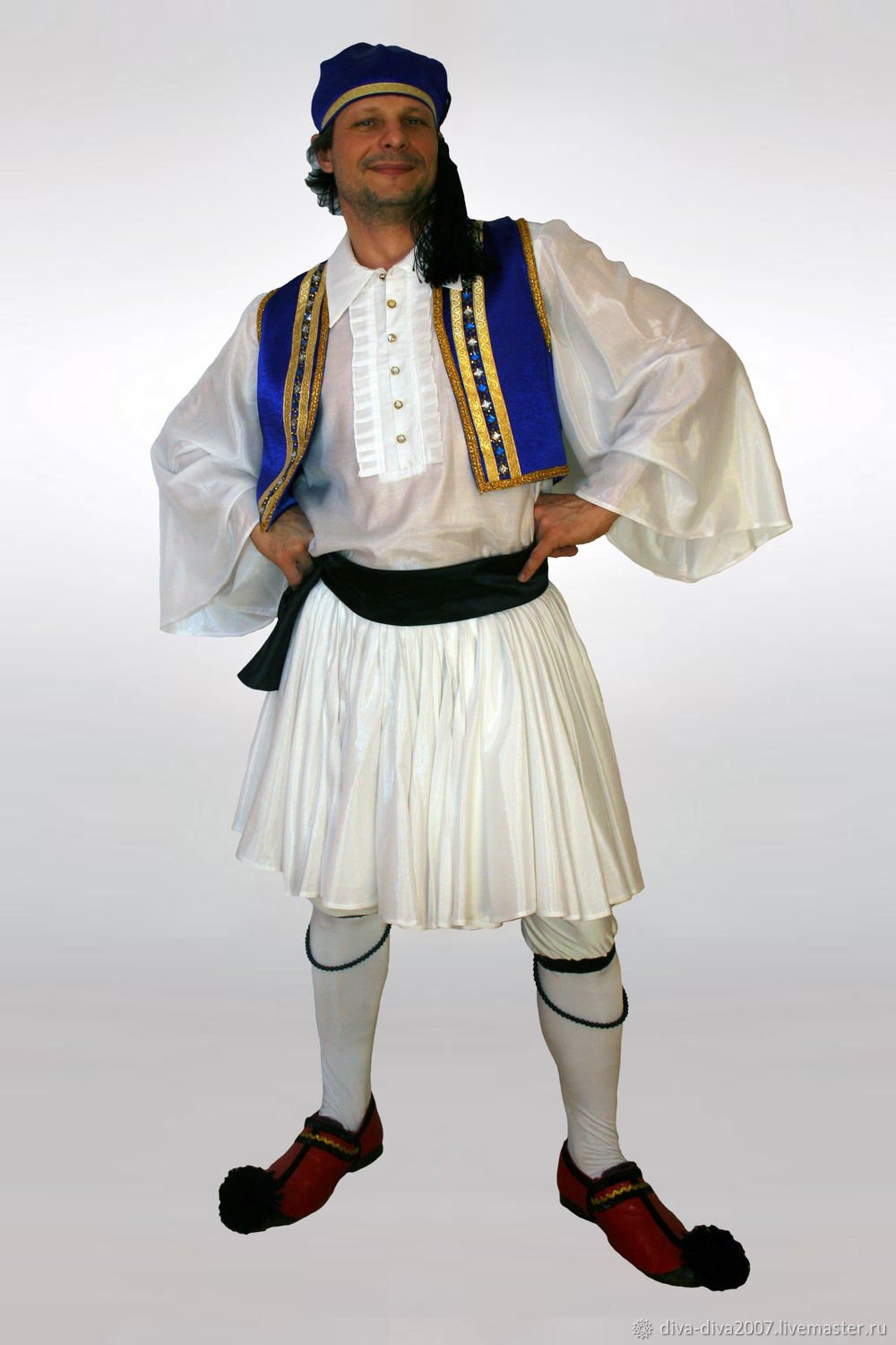 Национальный костюм греческой девочки