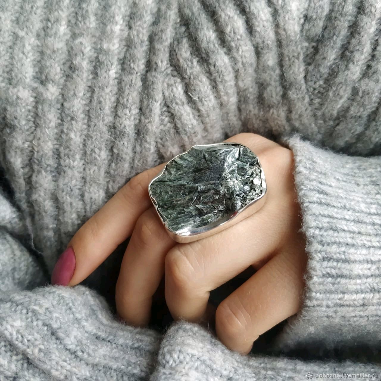 Серебряное кольцо с крупным камнем