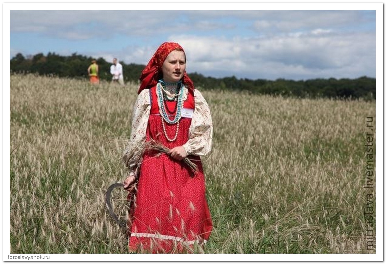 Девушка в поле в русском костюме