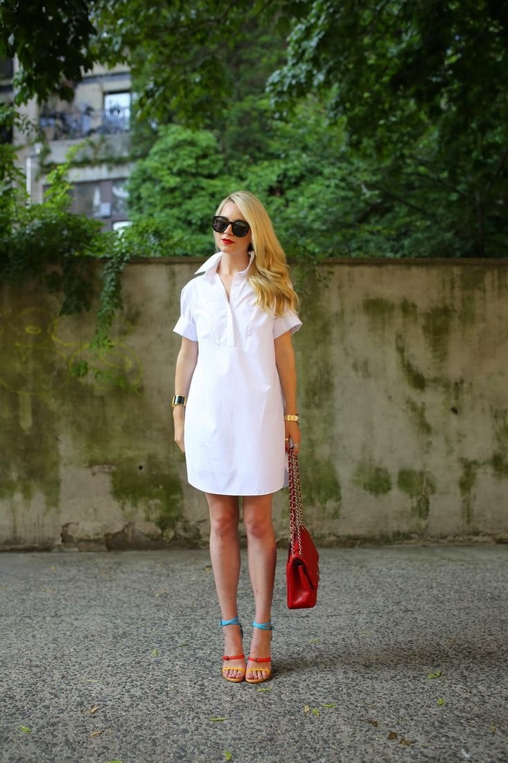 Белое платье с сандалиями
