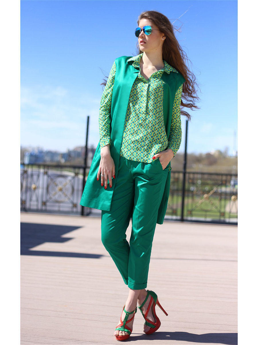 Зеленый костюм женский