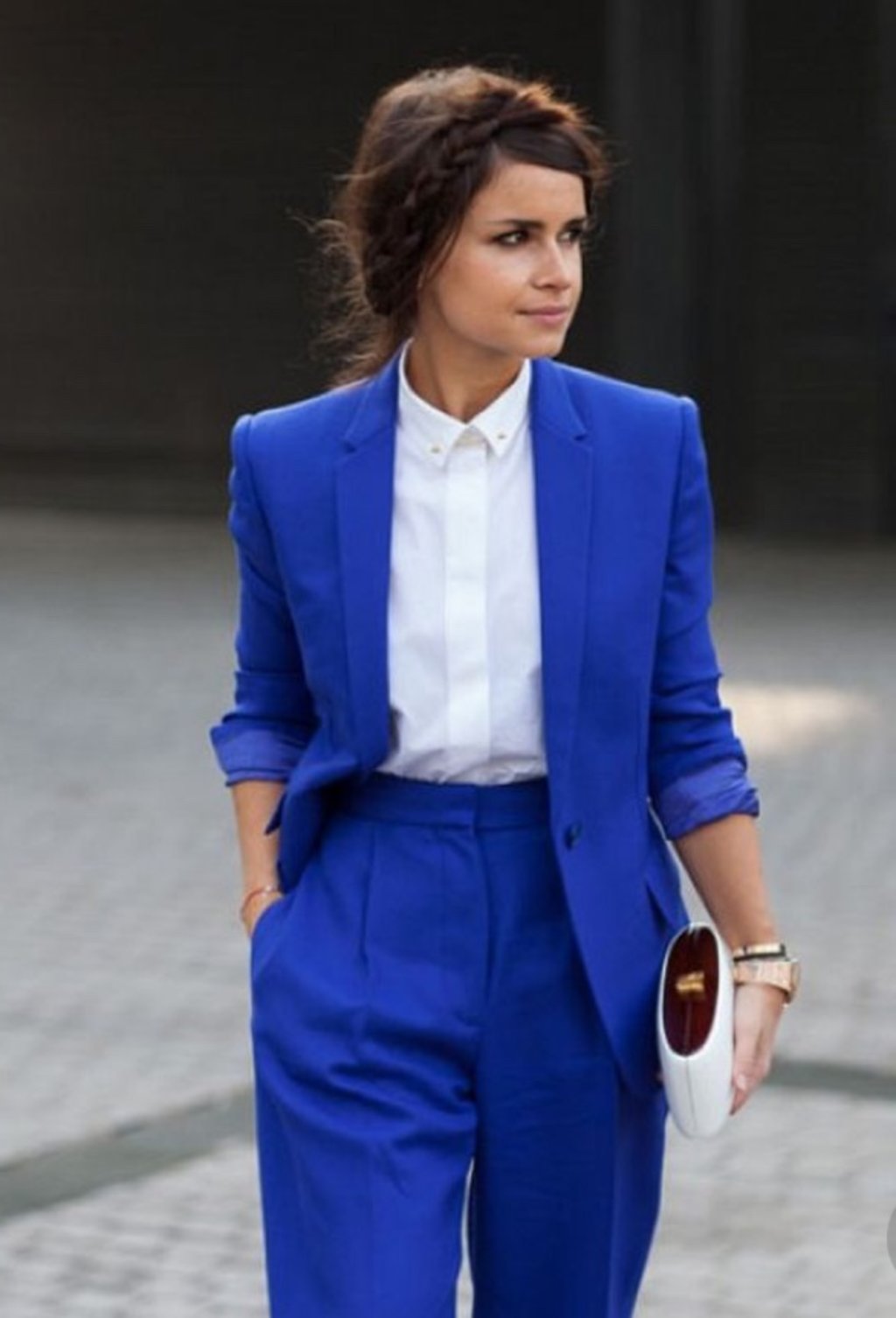 Мирослава Дума в синем костюме