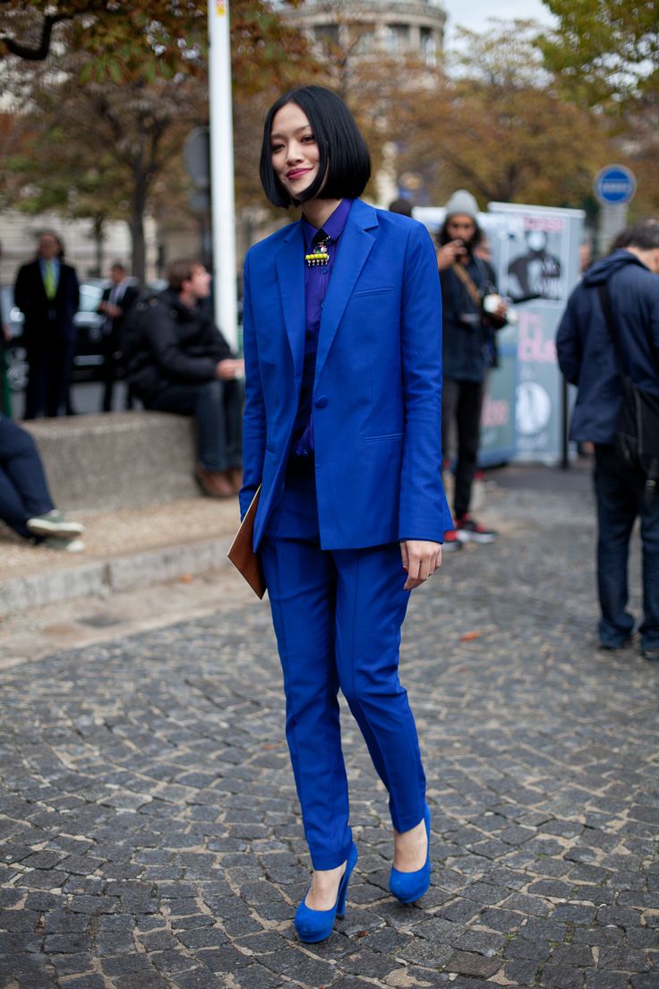 Синий костюм женский