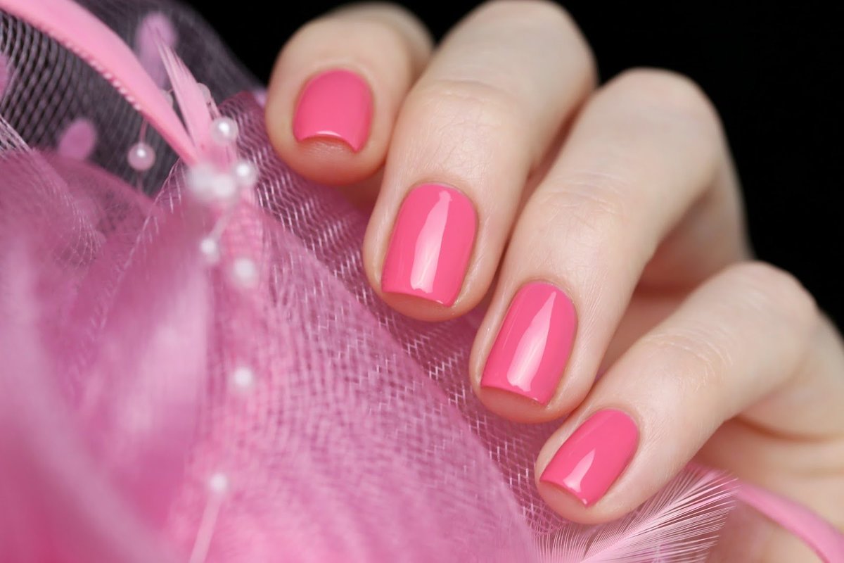 Розовый лак для ногтей