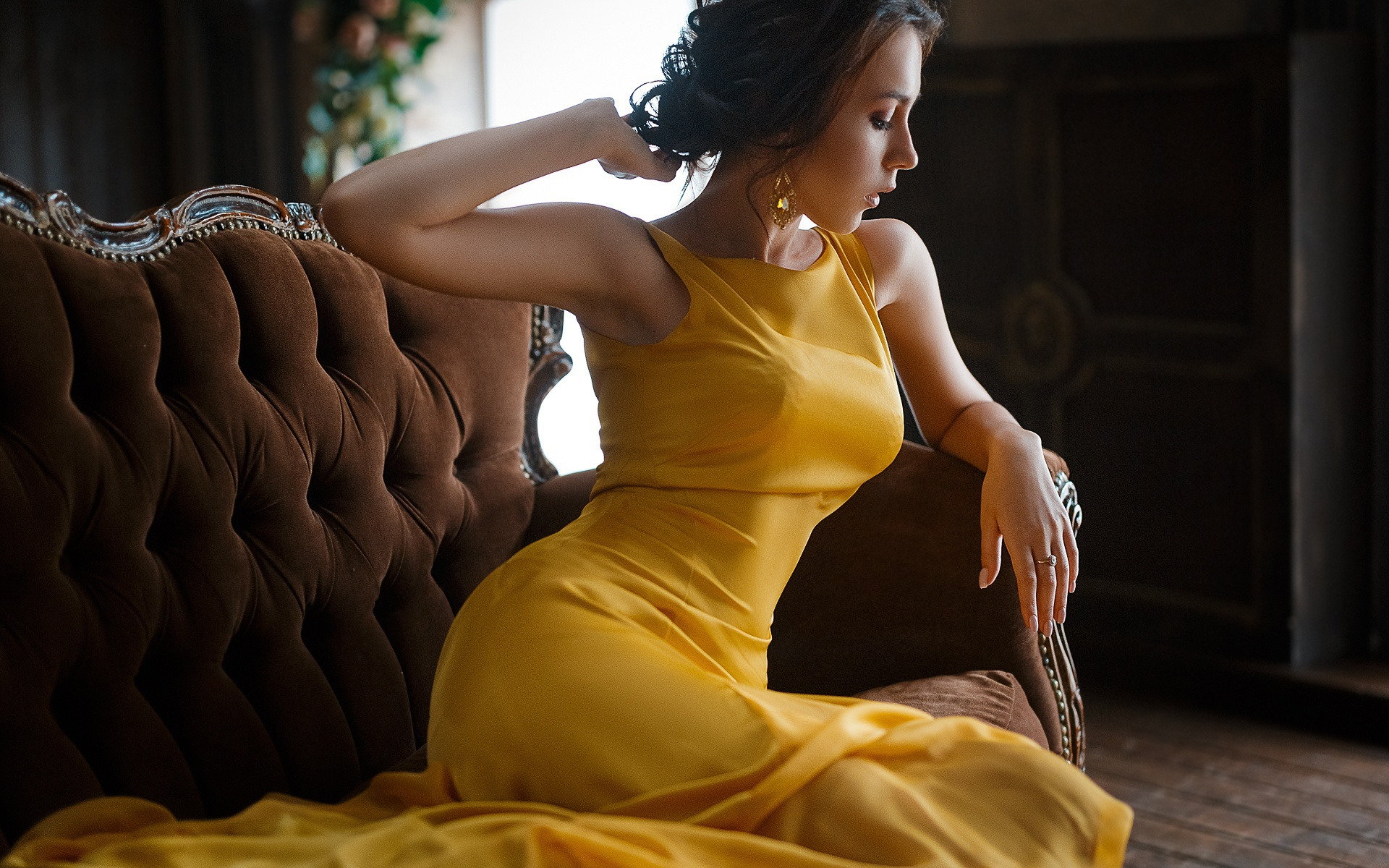 Красивая девушка в желтом платье