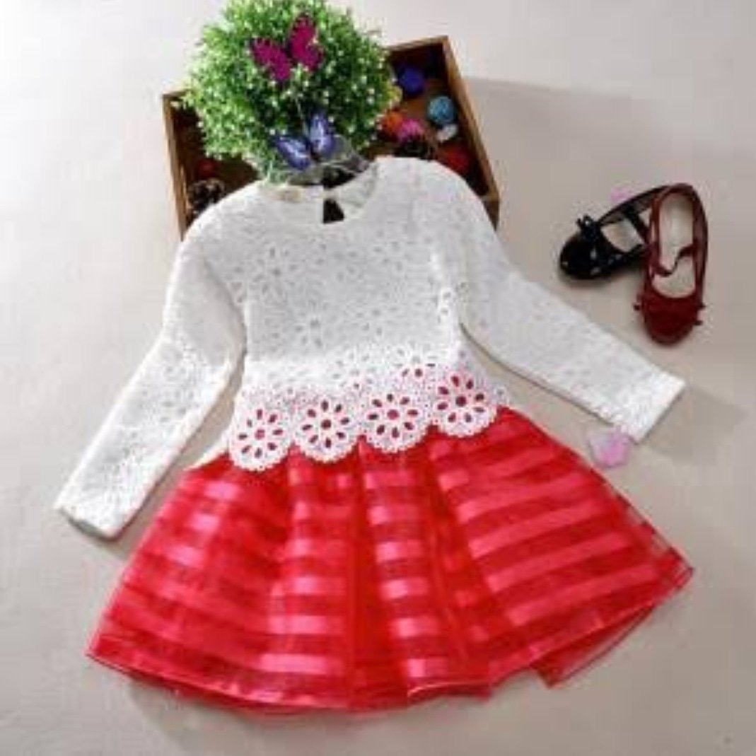 Нарядное вязаное платье для девочки