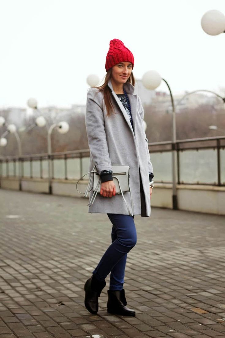 Девушка в Красном пальто в шапке