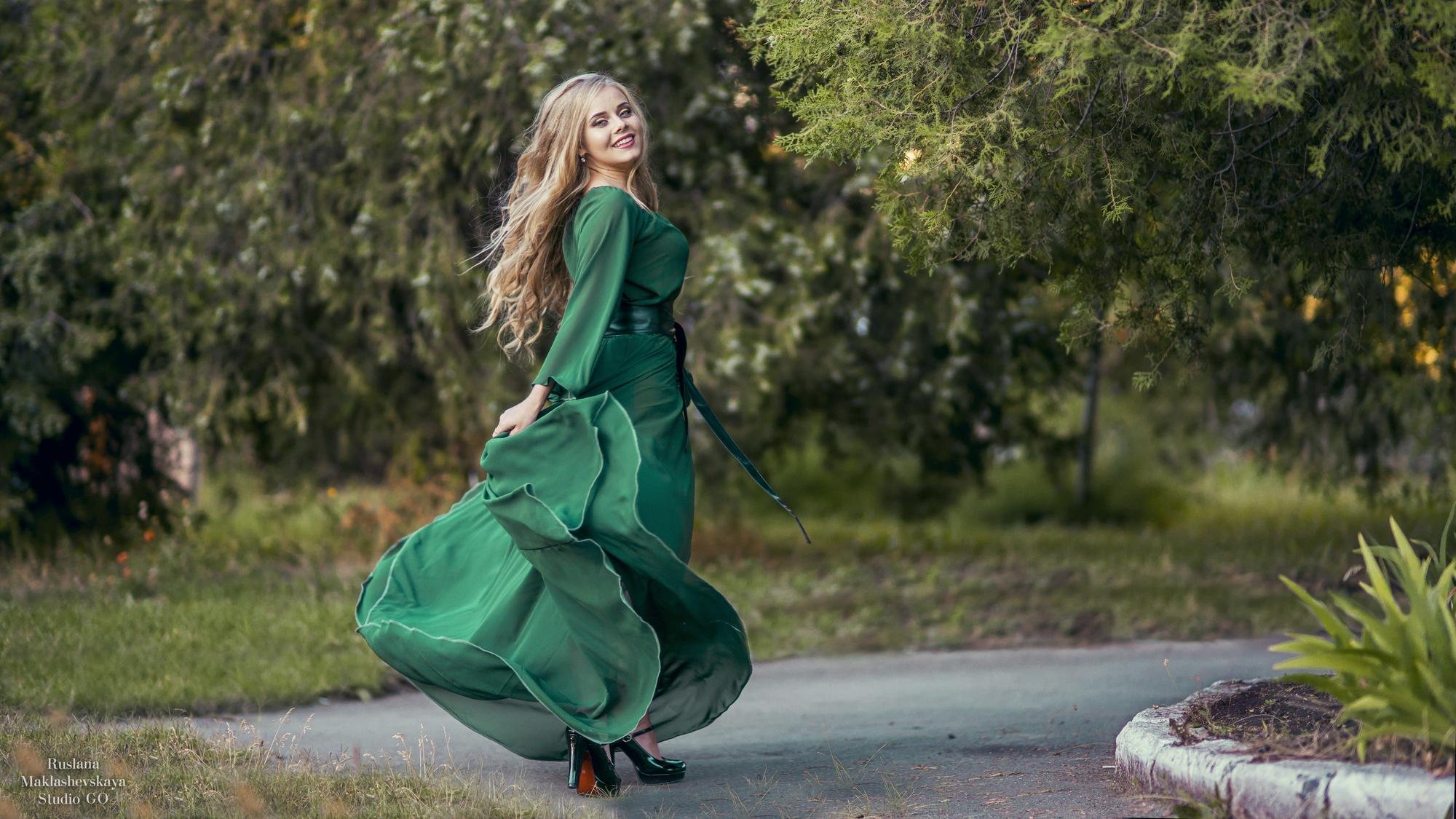Марина Щеняева в зеленом платье