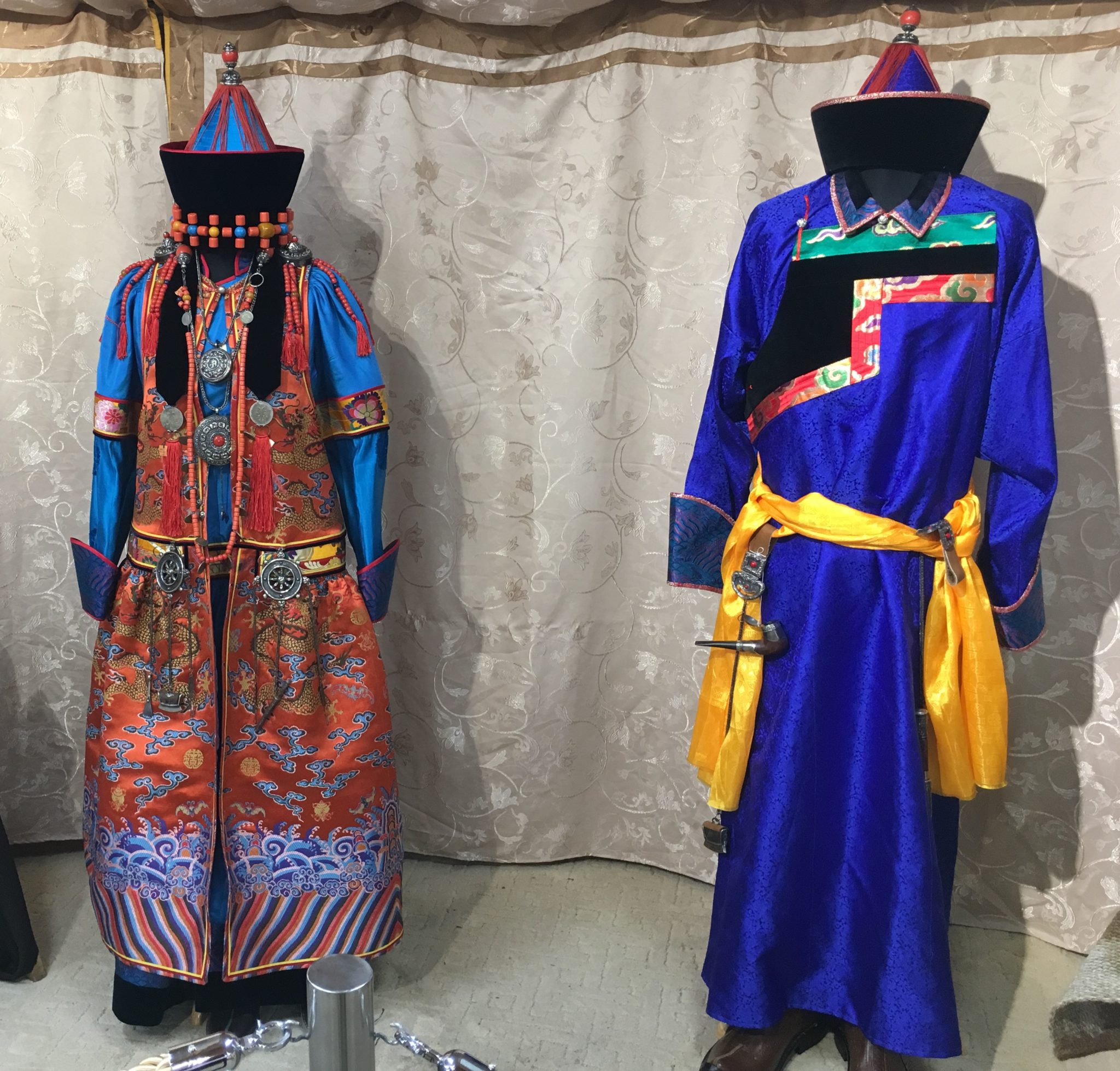 Бурятский национальный костюм дэгэл