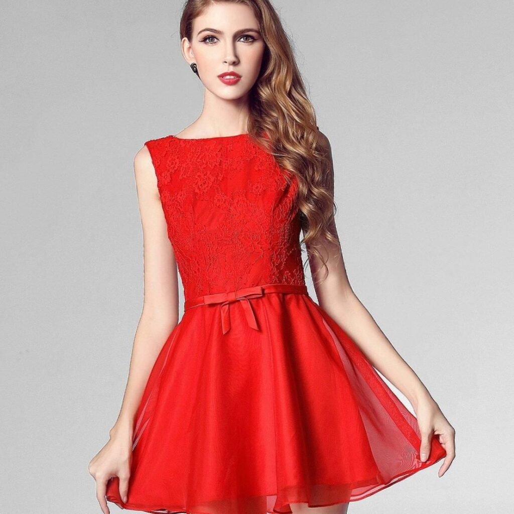 Платье из красного атласа