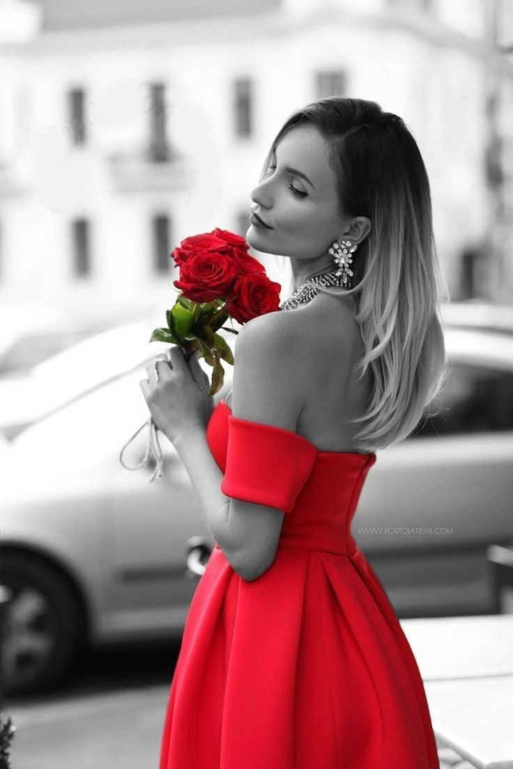 Красивая девушка в Красном платье