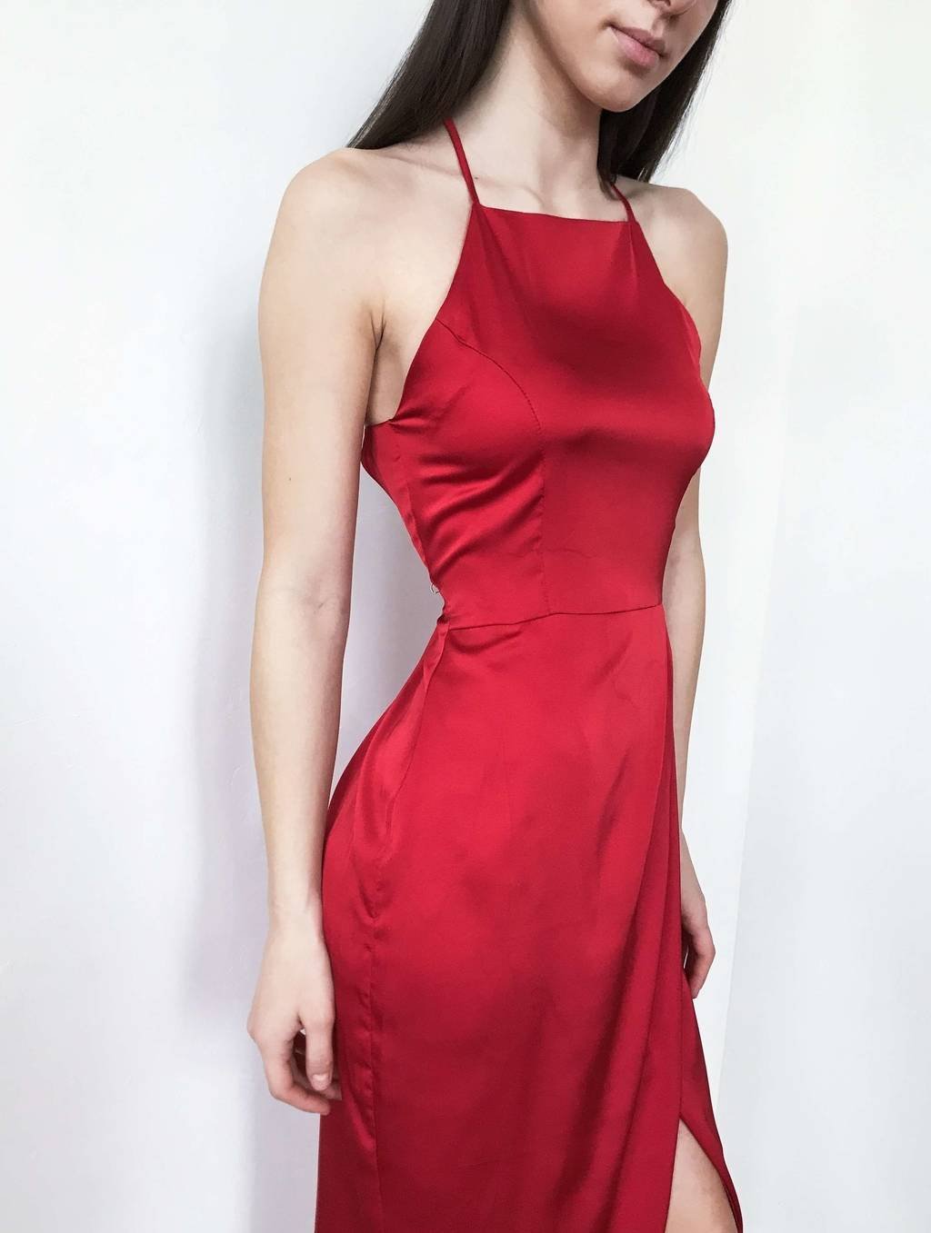 Красное шелковое платье
