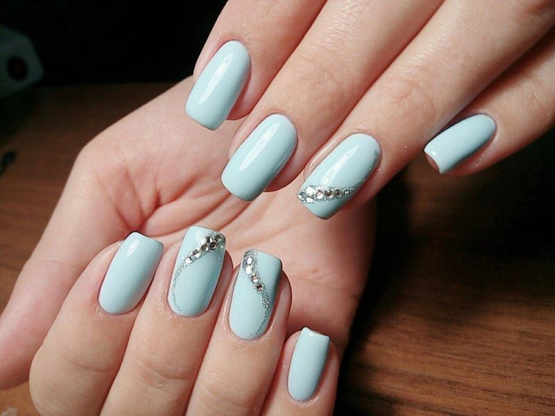 Голубой дизайн на короткие ногти