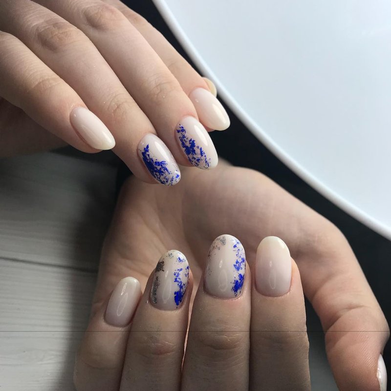 Ногти синие с бежевым