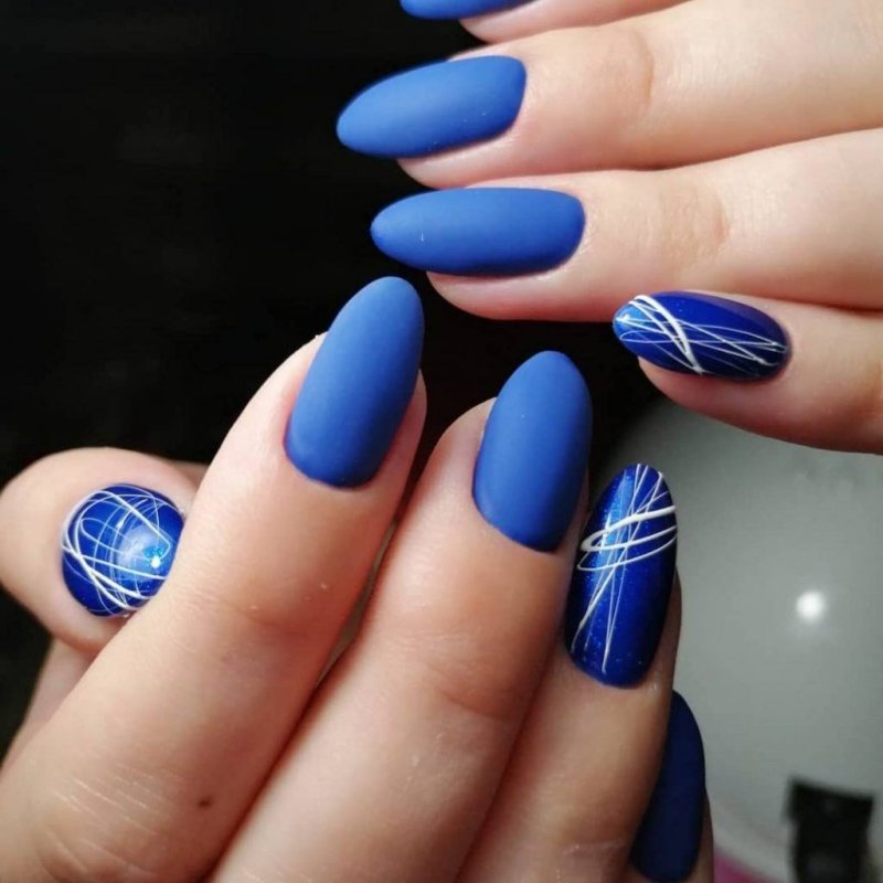 Синяя геометрия на ногтях