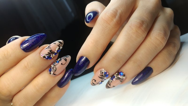 Красивые синие ногти на руках