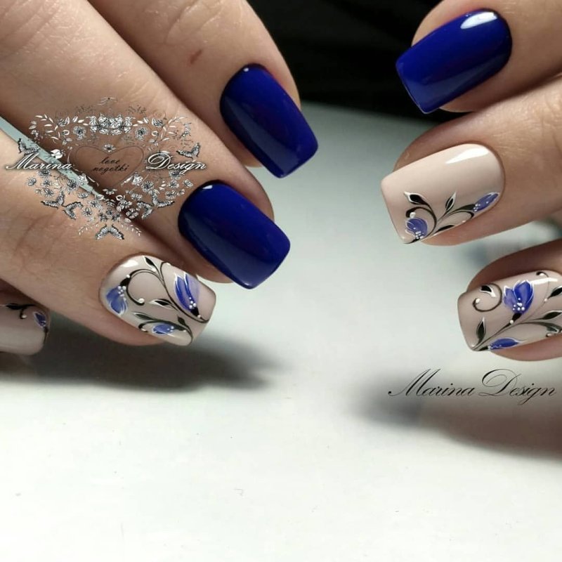 Маникюр на короткие ногти 2022 зима в синем цвете