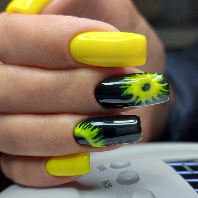 Дизайн ногтей желтый с черным