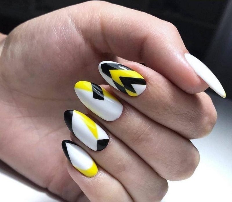 Ногти желтые с черным
