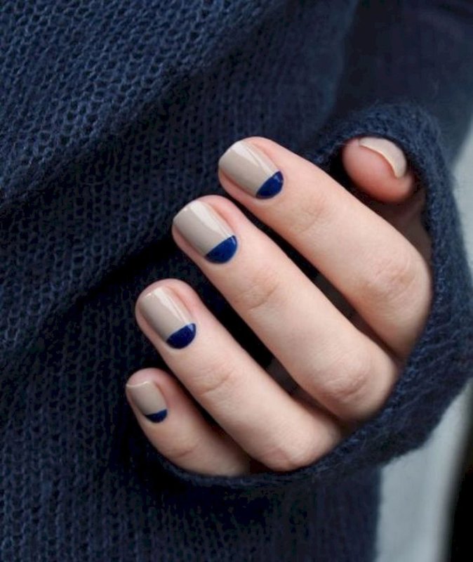 Ногти синие матовые с узорами