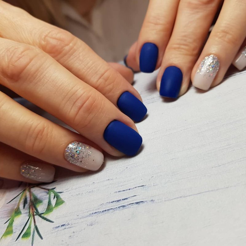 Синие ногти с цветами
