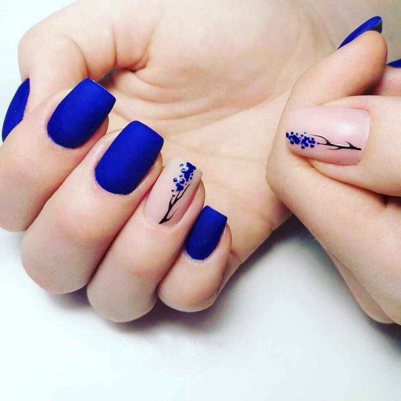 Гардиан с голубым на ногтях
