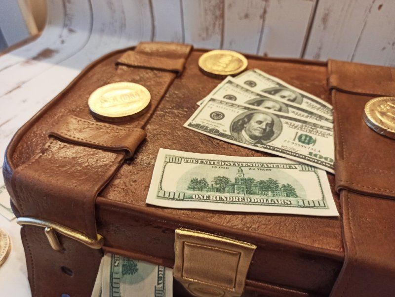 Торт чемодан с деньгами открытый
