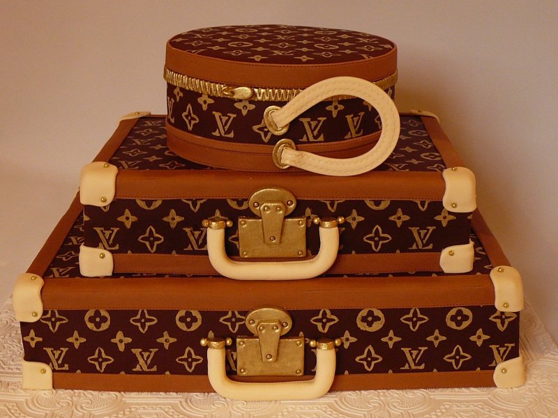 Торт чемодан Луи Виттон