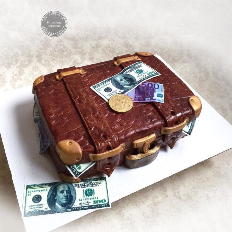 Торт в форме чемодана с деньгами