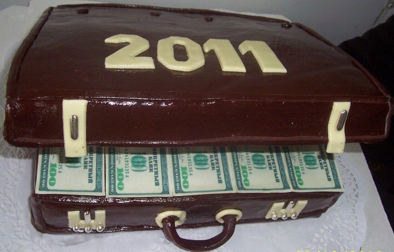 Торт в виде чемодана с деньгами