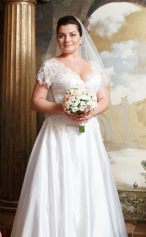 Свадебные платья для невест с формами: как выбрать наряд