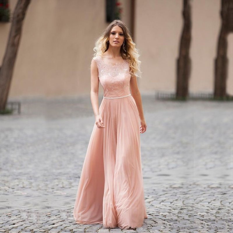 Невеста в розовом платье