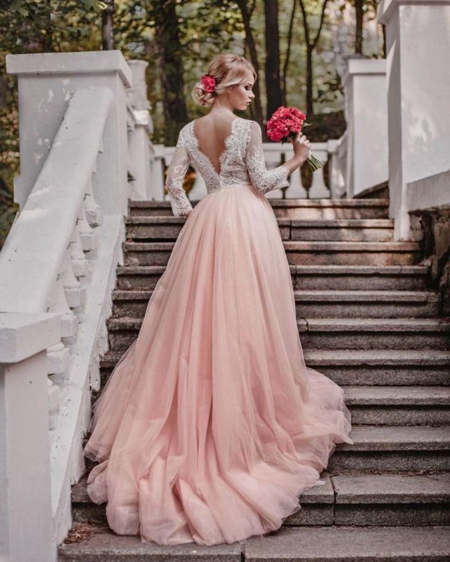 Невеста в розовом платье