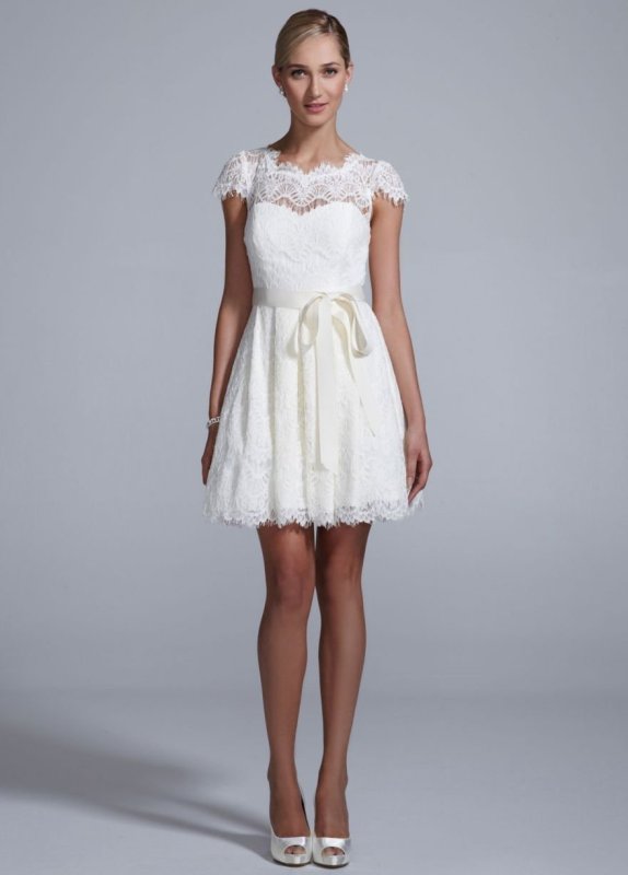Короткое свадебное платье с рукавами