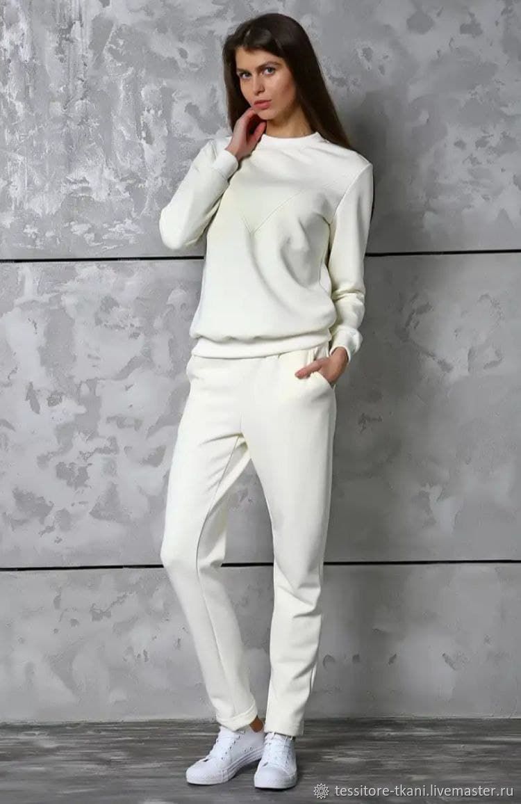 Белый трикотажный костюм с брюками