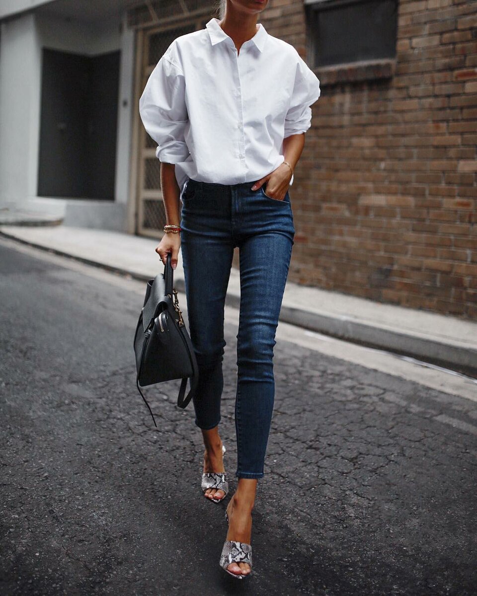 Черные джинсы и белая рубашка