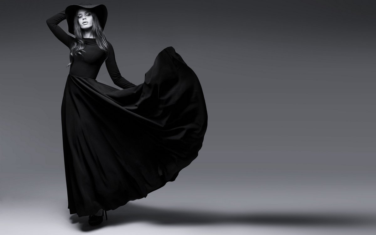 Женщина в черном платье