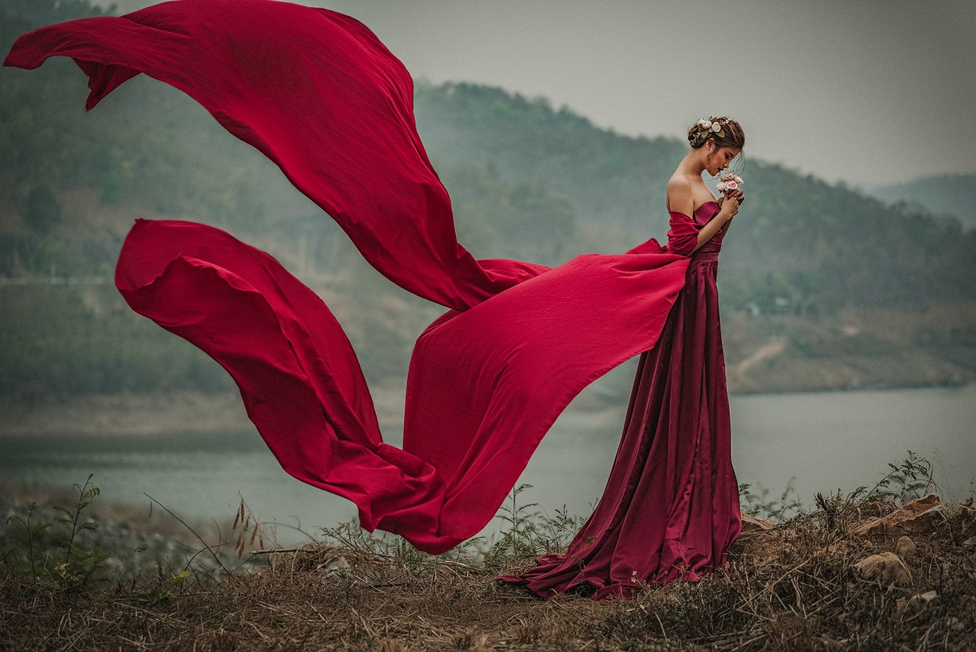 Платье развевается на ветру