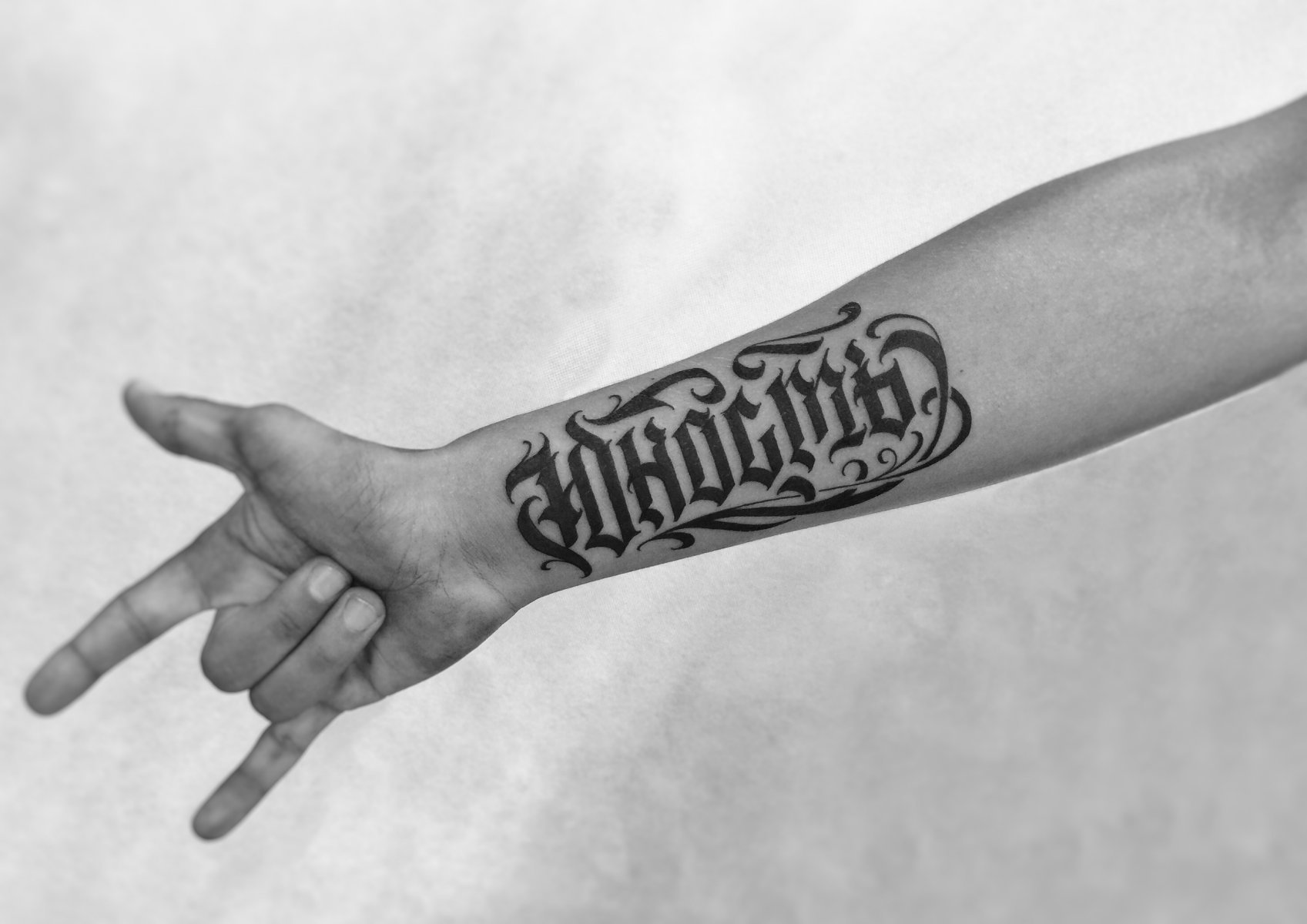 Татуировки мужские на руке надписи