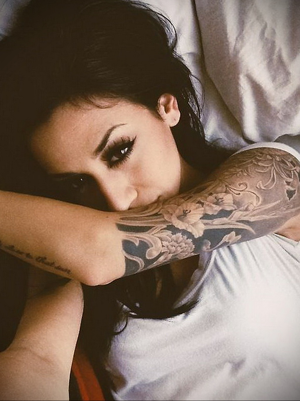 Девушка брюнетка с татуировкой дракона - обои на рабочий стол