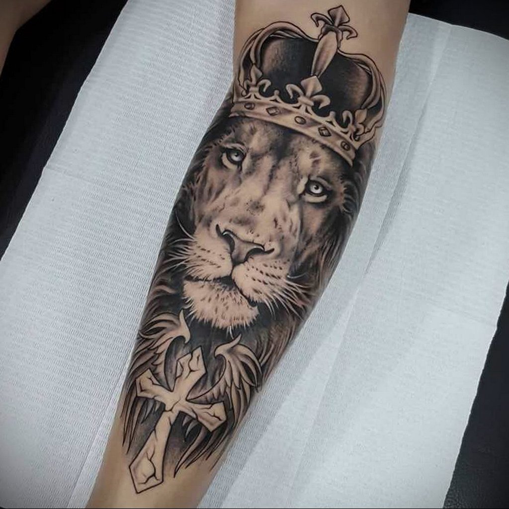 Тату Лев с короной для мужчин на руке