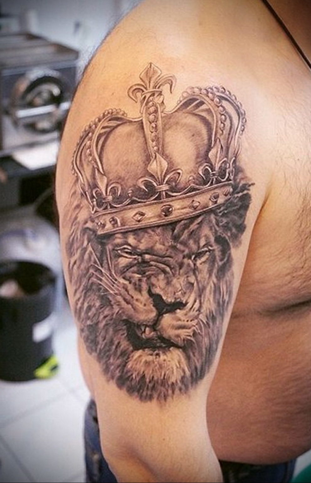 Тату Лев с короной