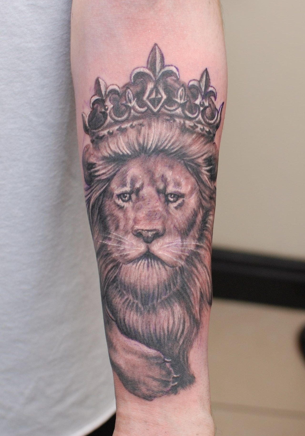 Тату львица для девушек на руке с короной