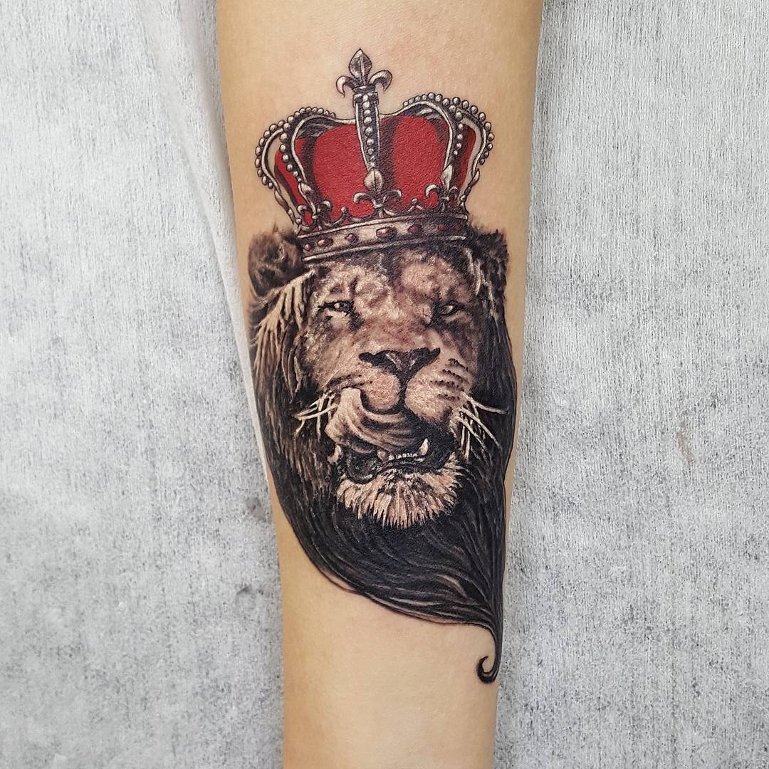 Лев с короной на руке