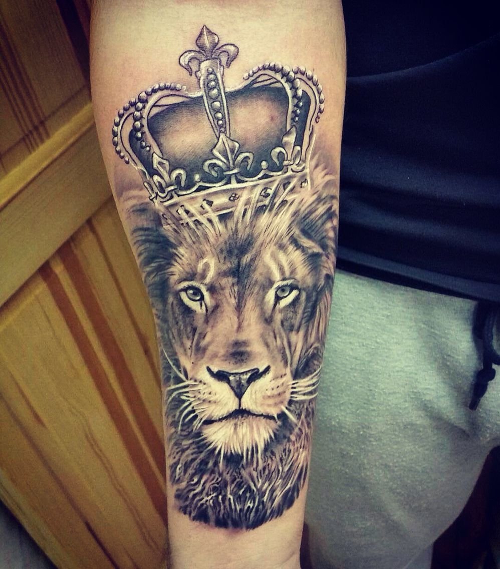 Тату львица с короной