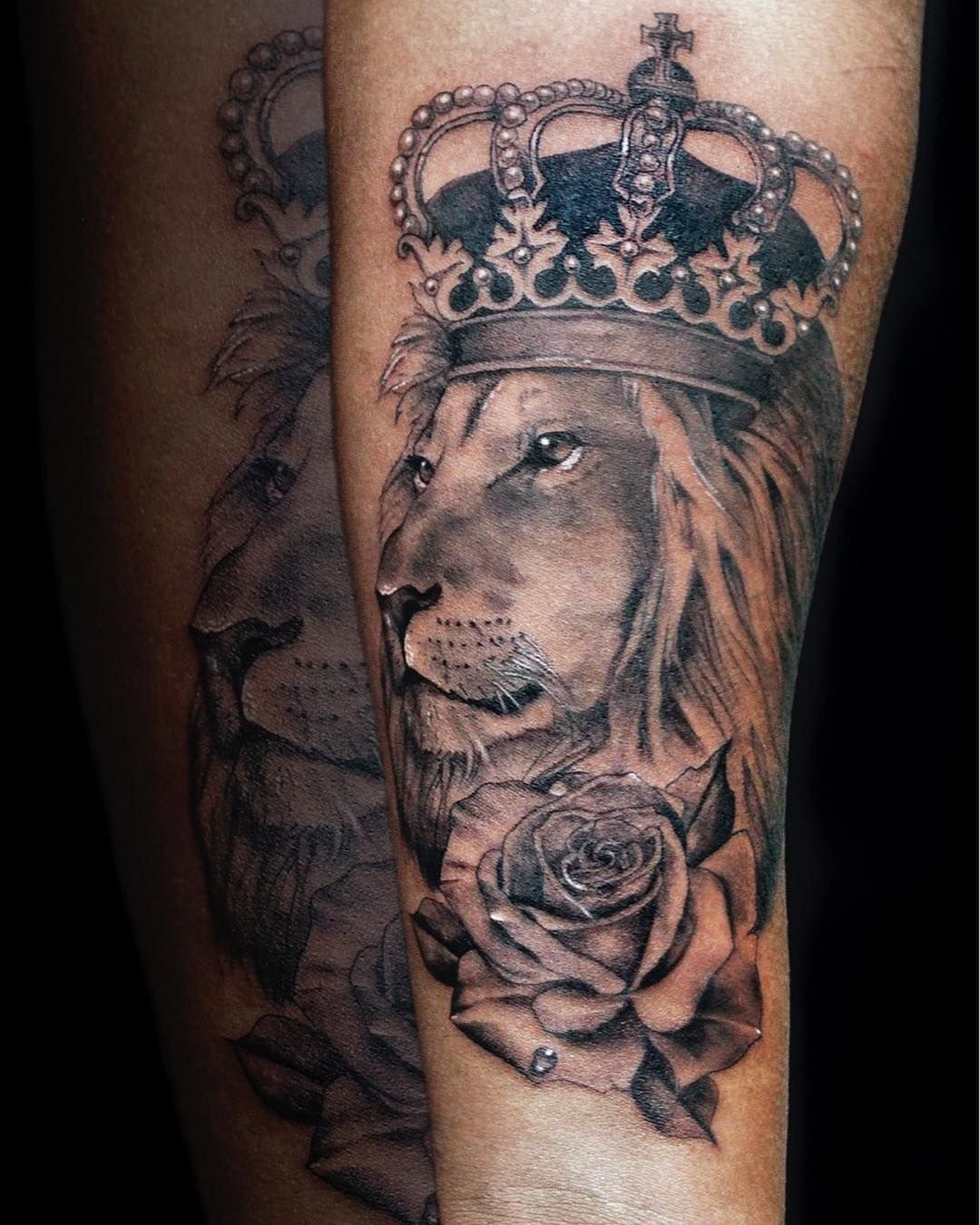 Тату Лев с короной на руке для девушек