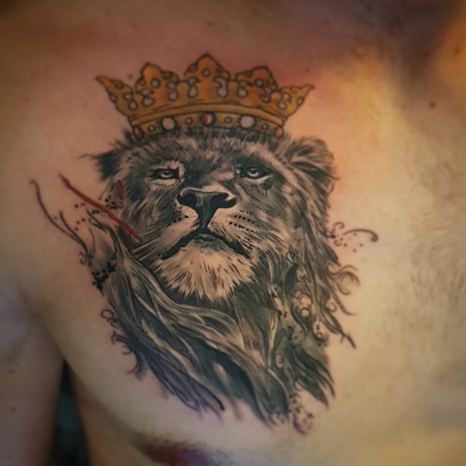 Татуировка Лева с короной на грудине мужская