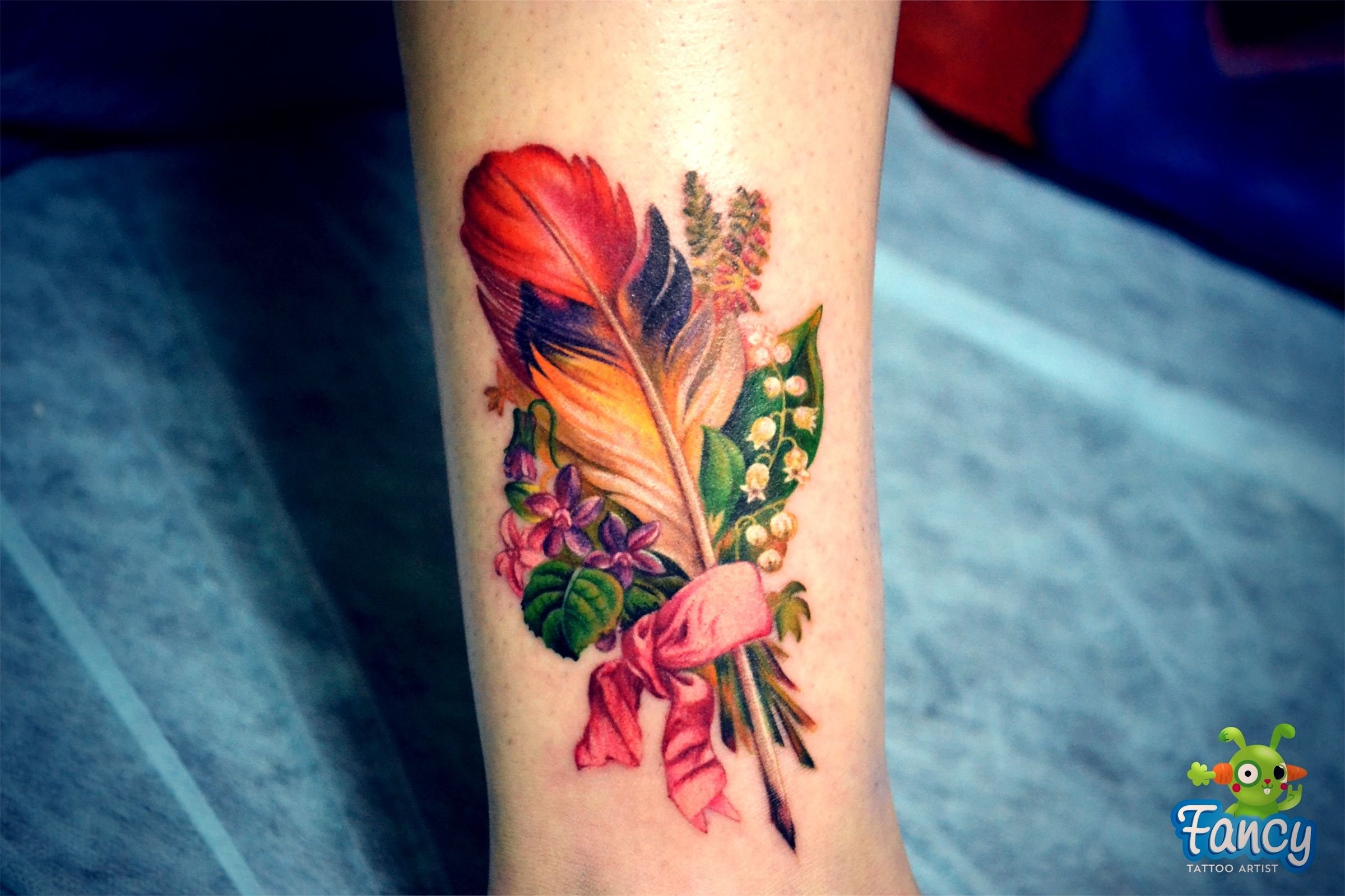 Татуировки для девушек на руке цветные