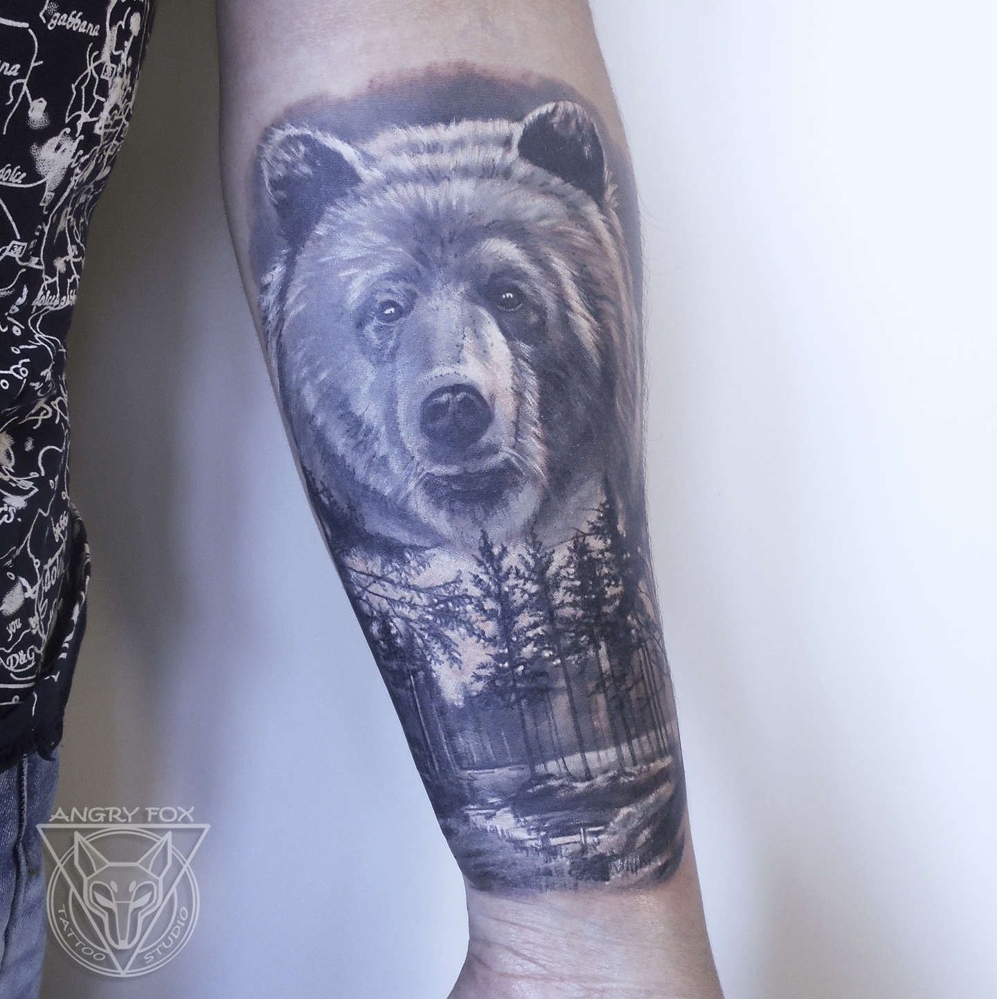 Татуировка: Медведь и лес