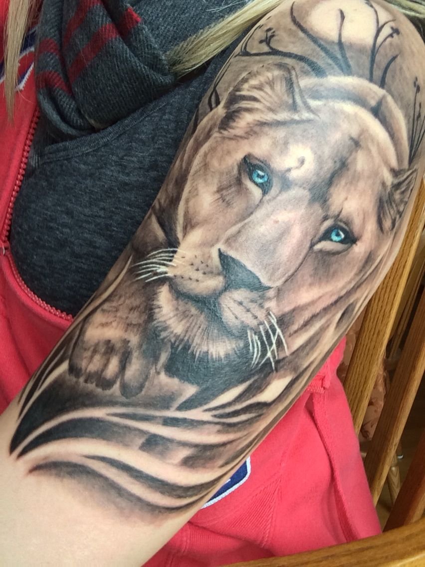 Тату львица на руке